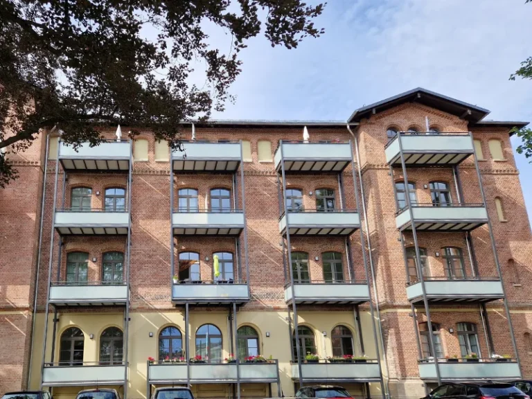 Balkone und Schlosserarbeiten an einer Außenfassade