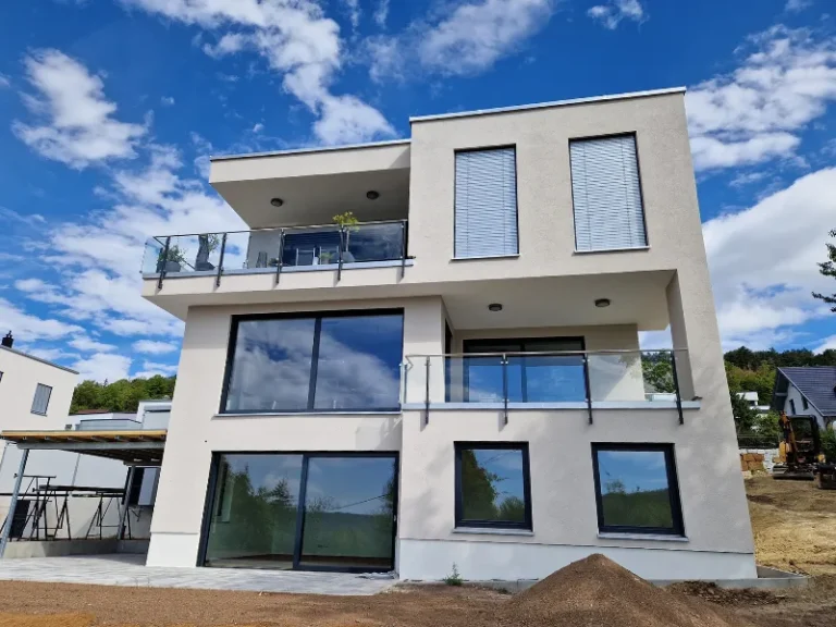 Balkongeländer, Fenster, Türen und Carport aus Metall