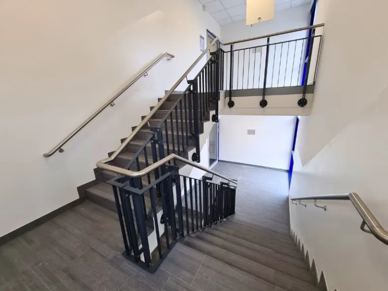 Treppe mit Geländer (Schlosserarbeiten)